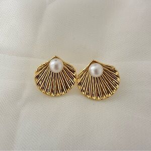 Gold Shell Pearl Earrings
